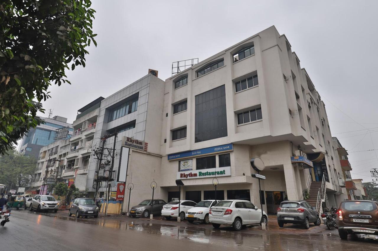 Capital O 1338 Hotel Harmony Rajkot Eksteriør billede