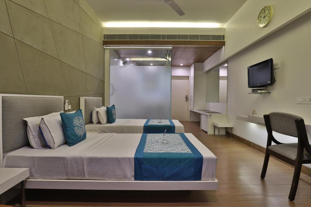 Capital O 1338 Hotel Harmony Rajkot Eksteriør billede