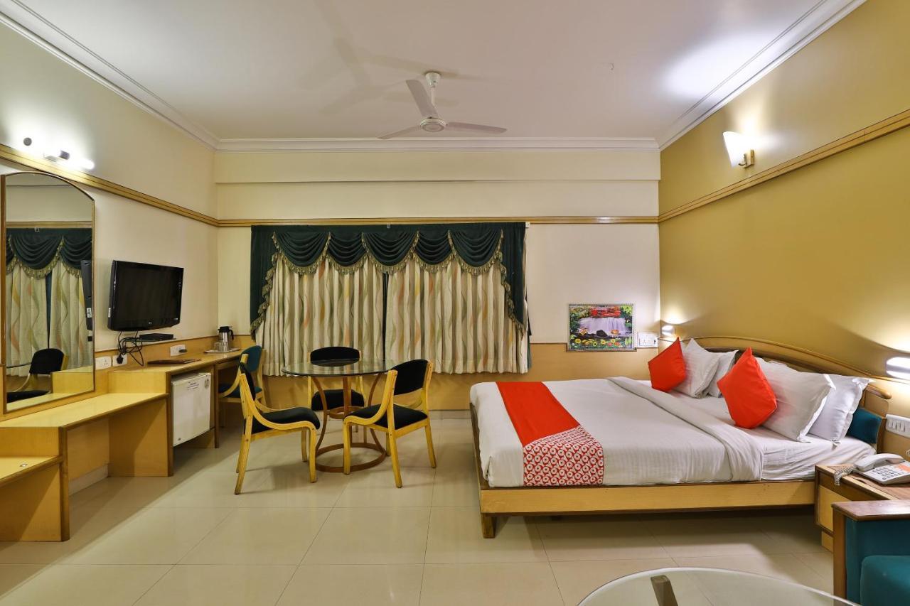 Capital O 1338 Hotel Harmony Rajkot Eksteriør billede