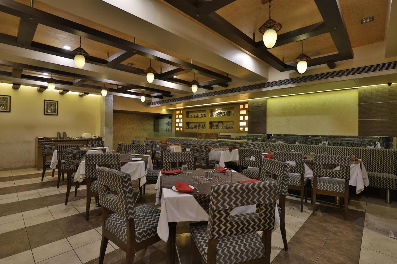Capital O 1338 Hotel Harmony Rajkot Eksteriør billede