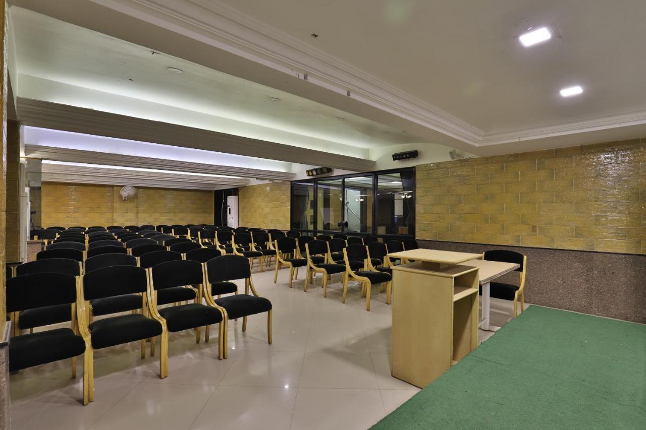 Capital O 1338 Hotel Harmony Rajkot Eksteriør billede
