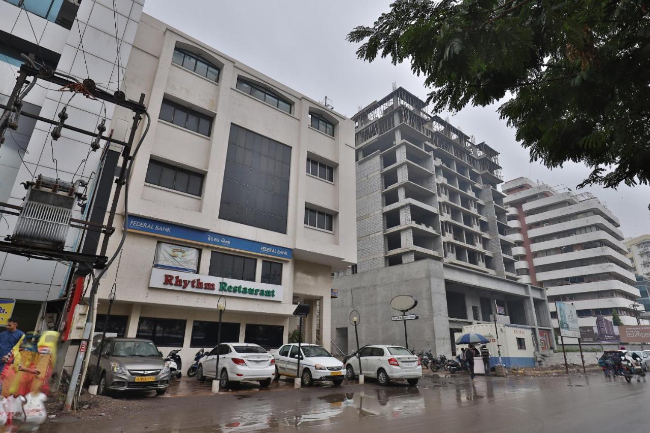 Capital O 1338 Hotel Harmony Rajkot Eksteriør billede