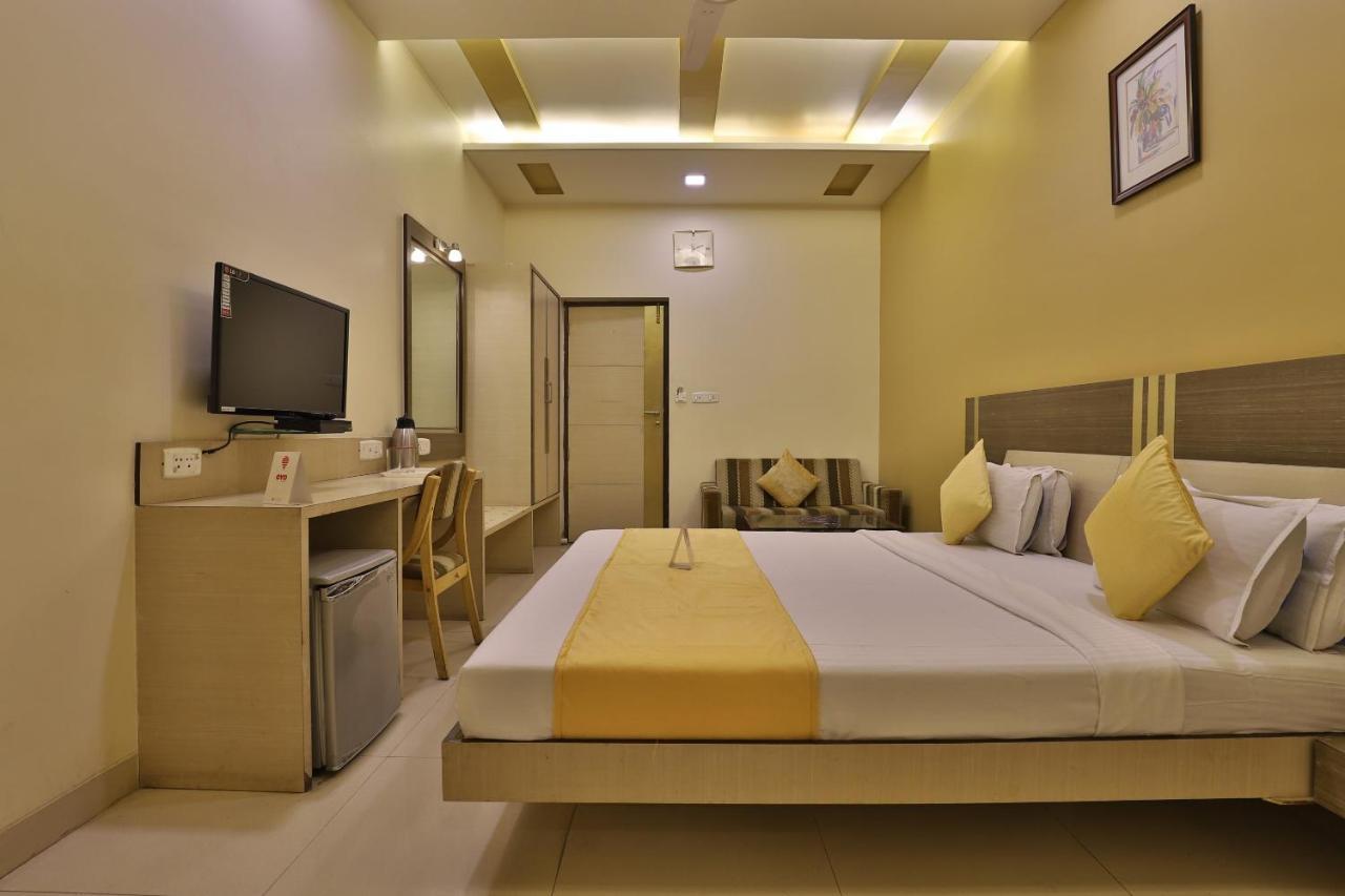 Capital O 1338 Hotel Harmony Rajkot Eksteriør billede