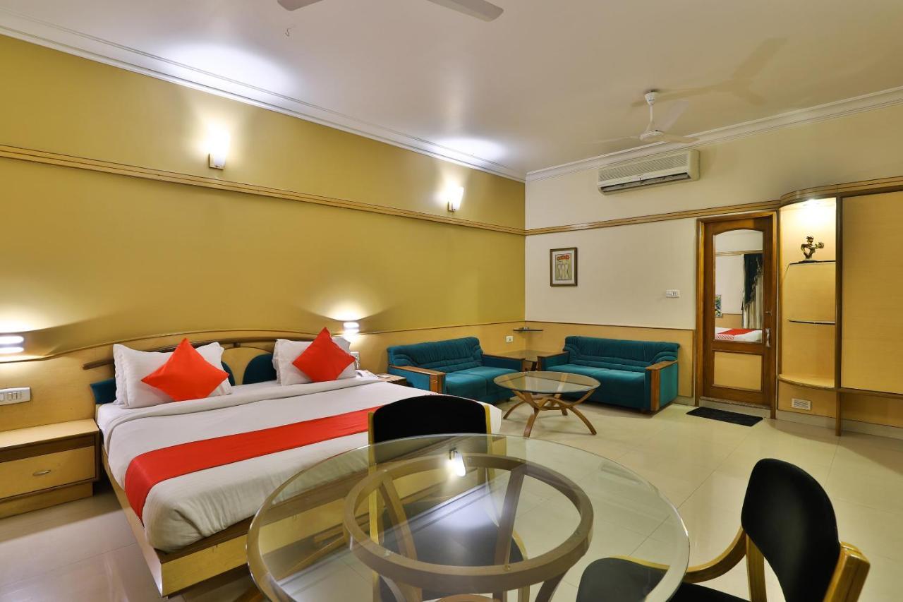 Capital O 1338 Hotel Harmony Rajkot Eksteriør billede