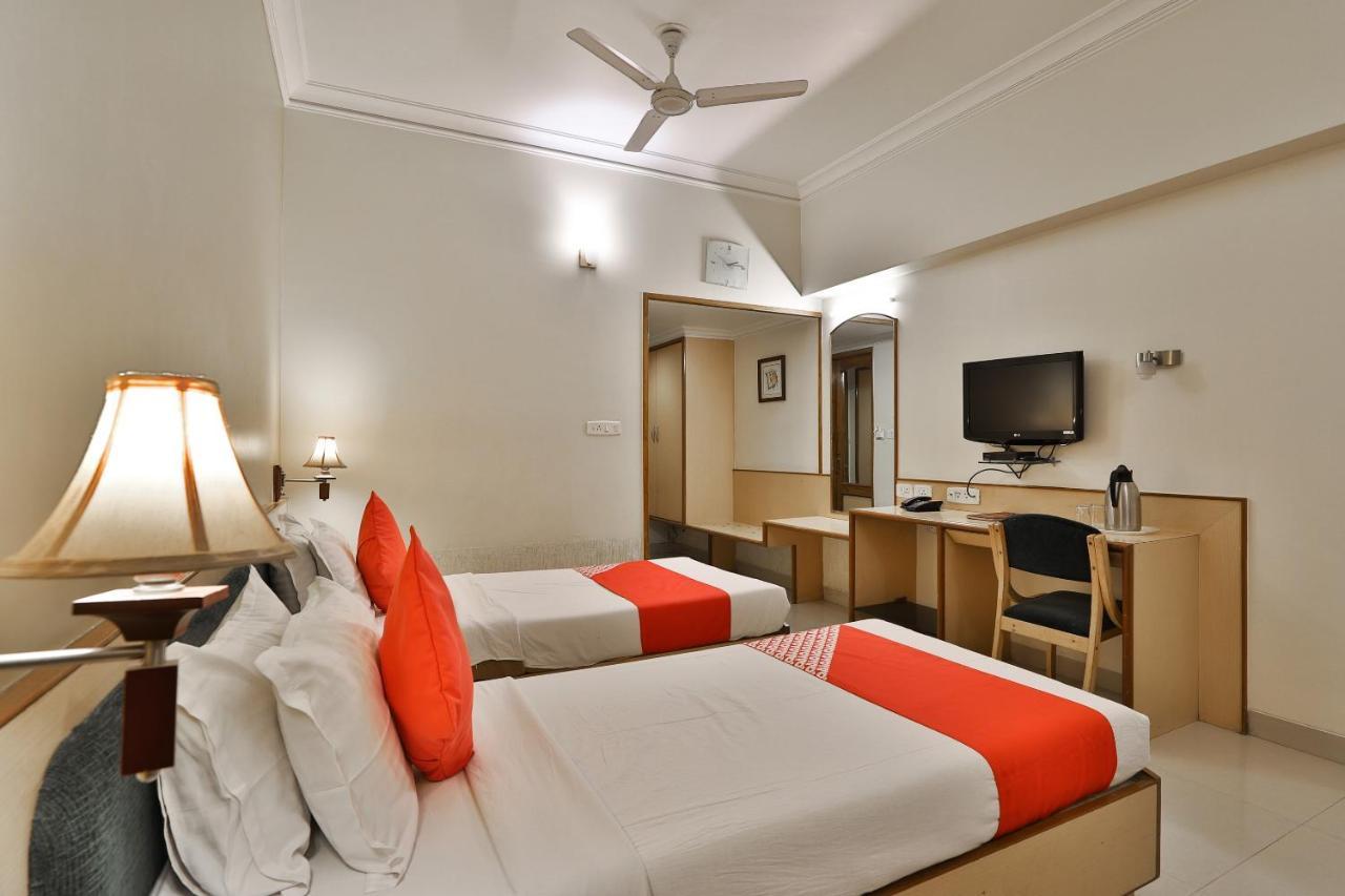Capital O 1338 Hotel Harmony Rajkot Eksteriør billede