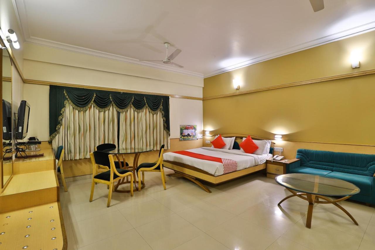 Capital O 1338 Hotel Harmony Rajkot Eksteriør billede